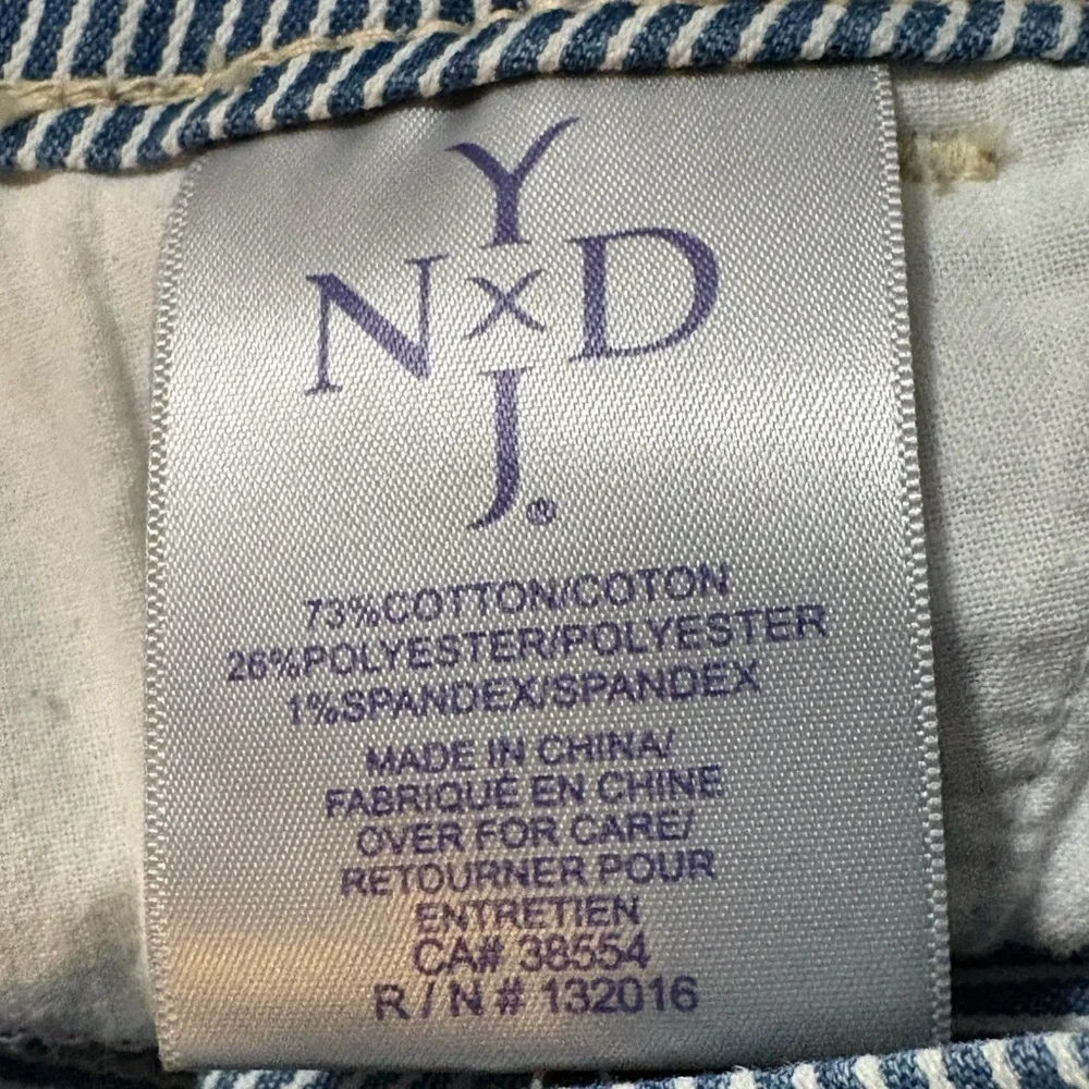 Woman’s size 12 very cute striped light denim skirt. Front and back pockets. - Picture 5 of 10